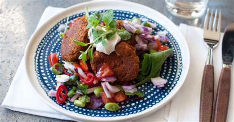  Koshari - Mausteisen kastikkeen ja raikkaiden salaatin makujen taianomainen yhdistelmä!