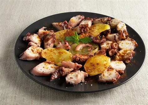  Pulpo a la Gallega: Tule ja maista meren tuoreutta, joka sulaa suussasi höyryävän patatas bravasin kera!