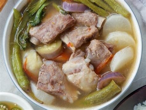  Sinigang na Baboy: Mausteinen ja hapan lihasoppa vie sinut Filippiinien makujen maailmaan!